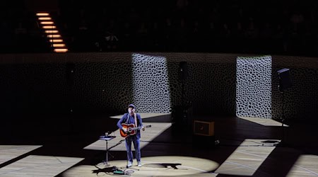 In der Elbphilharmonie wurde Thees Uhlmann von seinen Fans auf einer Reise durch seine Musikkarriere begleiten.  / Foto: Georg Wendt/dpa