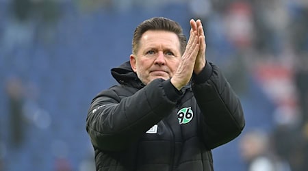 Vor der Rückkehr nach Magdeburg: 96-Trainer Christian Titz. / Foto: Swen Pförtner/dpa