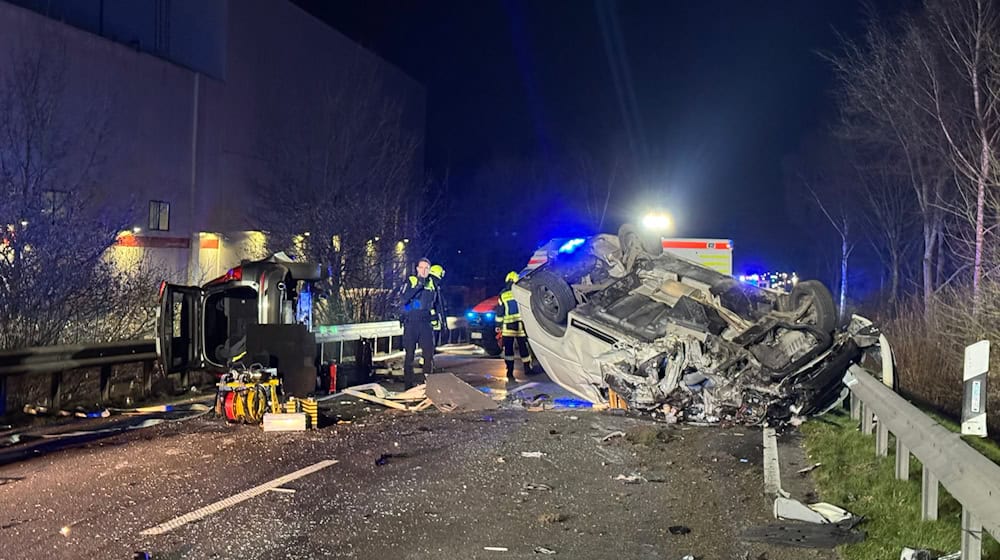 Die B213 war nach dem Unfall in beide Richtungen gesperrt. / Foto: Matthias Brüning/dpa