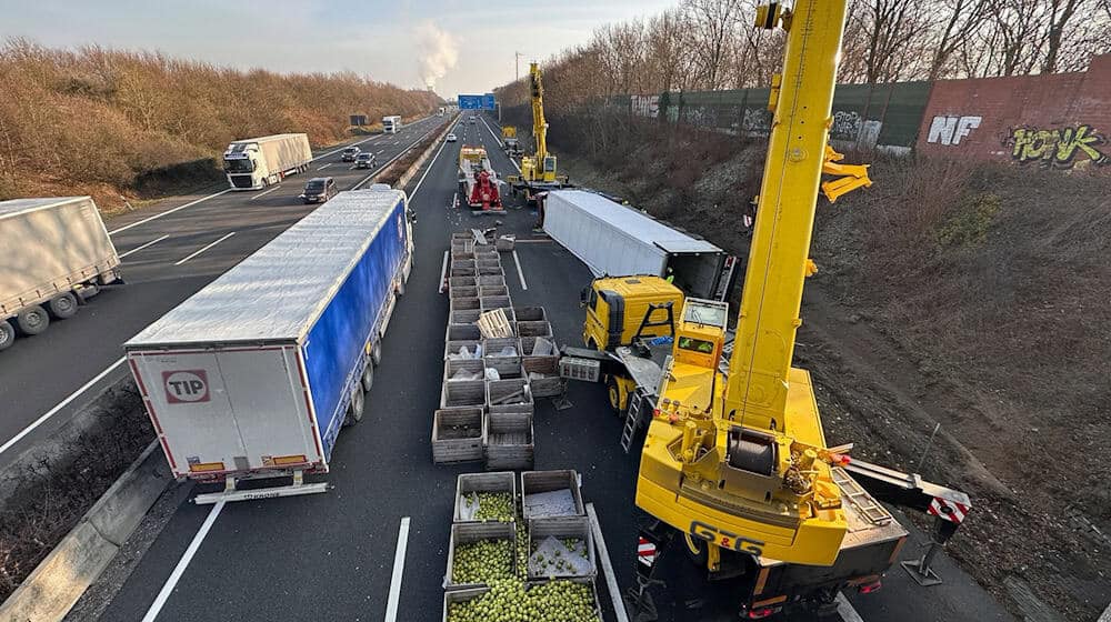 Aus bislang ungeklärten Gründen kam der mit Obst beladene Lastwagen von der Fahrbahn ab. / Foto: Christian Elsner/Hannoversche Allgemeine Zeitung/dpa