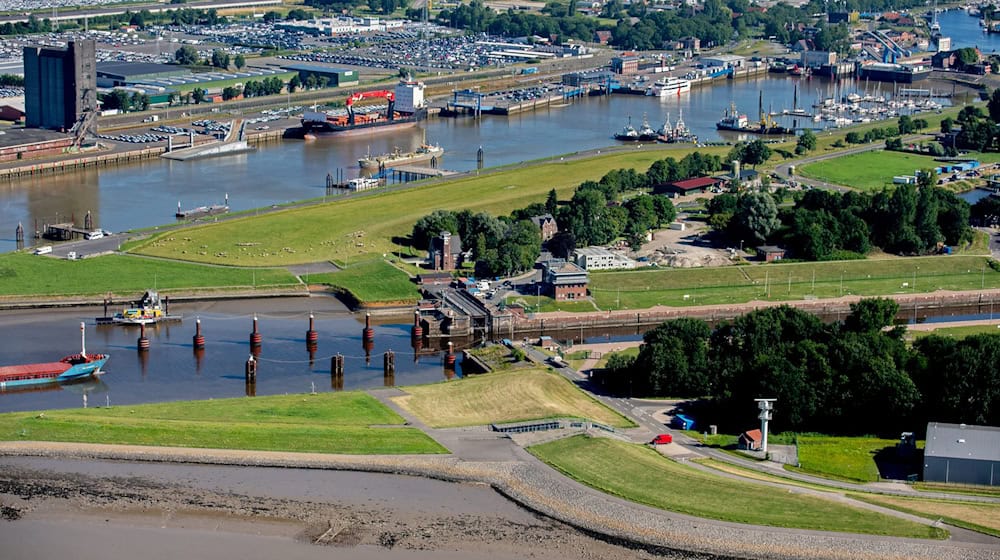 Ein Schiff fährt zu schnell aus der Großen Seeschleuse in Emden - Wellen beschädigen rund zehn Sportboote. (Archivbild) / Foto: Hauke-Christian Dittrich/dpa
