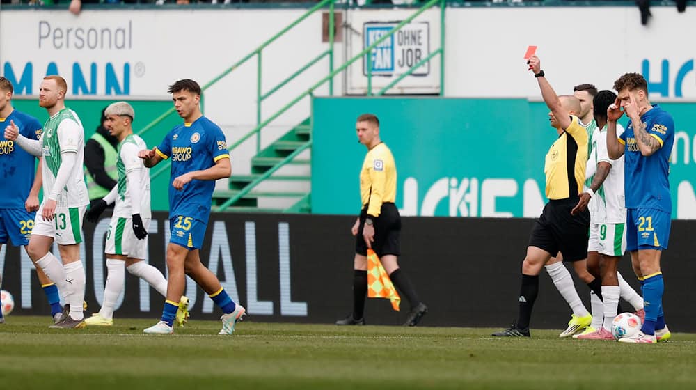 Wegweisende Szene war die frühe Rote Karte. / Foto: Heiko Becker/dpa