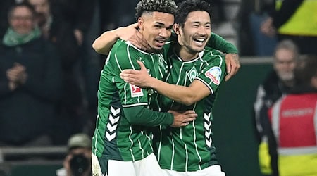 Der Torschütze und sein Vorlagengeber: Justin Njinmah (l) und Yukinari Sugawara vom SV Werder Bremen. / Foto: --/dpa