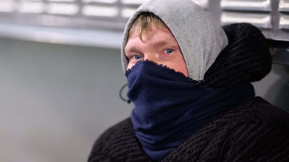 Der Obdachlose Kevin sitzt am frühen Morgen bei Minus 5 Grad in der Innenstadt. / Foto: Julian Stratenschulte/dpa