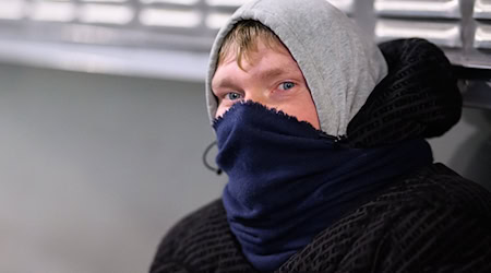 Der Obdachlose Kevin sitzt am frühen Morgen bei Minus 5 Grad in der Innenstadt. / Foto: Julian Stratenschulte/dpa