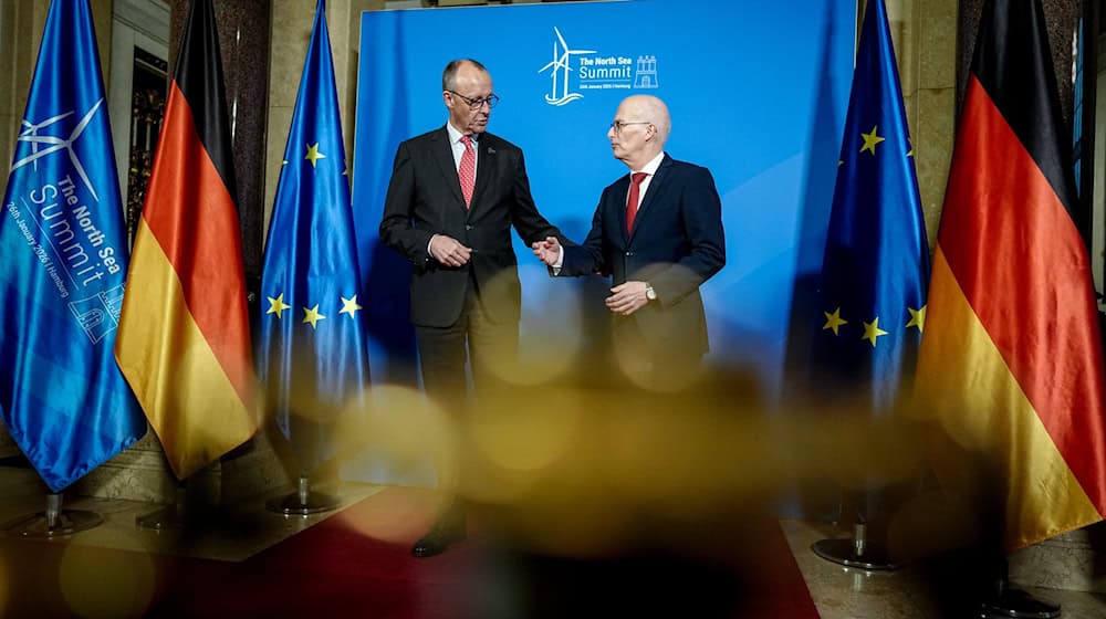 Hamburg kann nach Ansicht von Bürgermeister Tschentscher (r, mit Bundeskanzler Merz) als Veranstaltungsort des Nordsee-Gipfels von den dort gefassten Beschlüssen profitieren. / Foto: Kay Nietfeld/dpa