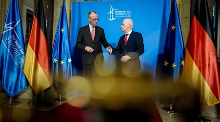 Hamburg kann nach Ansicht von Bürgermeister Tschentscher (r, mit Bundeskanzler Merz) als Veranstaltungsort des Nordsee-Gipfels von den dort gefassten Beschlüssen profitieren. / Foto: Kay Nietfeld/dpa