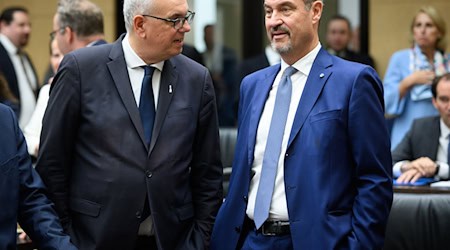 Andreas Bovenschulte (links) und Markus Söder unterhalten sich in der Länderkammer, dem Bundesrat. (Archivbild) / Foto: Bernd von Jutrczenka/dpa