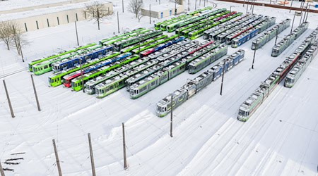 Viele Stadtbahnen der Üstra blieben in den vergangenen Tagen wegen des eisigen Wetters in den Betriebshöfen. / Foto: Julian Stratenschulte/dpa
