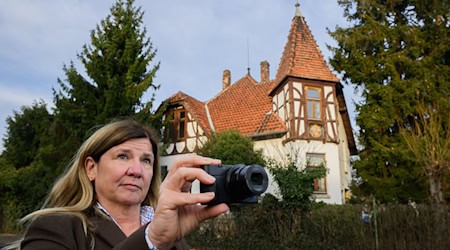 «Location Scout» Andrea Giesel steht vor einer Villa in Hannover, die sie für mögliche Dreharbeiten besichtigt hat. / Foto: Julian Stratenschulte/dpa