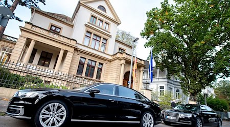 Insgesamt 20 Fahrer beschäftigt die niedersächsische Landesregierung. (Archivbild) / Foto: Hauke-Christian Dittrich/dpa