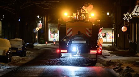Eisregen kann im Südwesten Niedersachsens in der Nacht zum Samstag erneut für gefährlich glatte Straßen sorgen. (Archivbild) / Foto: Philipp Schulze/dpa