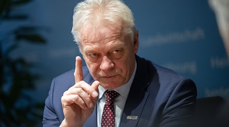 «Meine Verantwortung ist, dass im Krisenfall niemand hungern muss», sagt Ernährungsminister Rainer.  / Foto: Sebastian Gollnow/dpa