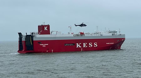 Ein Riss in einer Kraftstoffleitung hat den Brand auf dem Autofrachter ausgelöst. (Archivbild) / Foto: --/Havariekommando/dpa