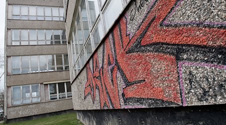 In vielen Städten in Niedersachsen entstehen durch Vandalismus hohe Schäden. (Symbolbild) / Foto: Stefan Sauer/dpa