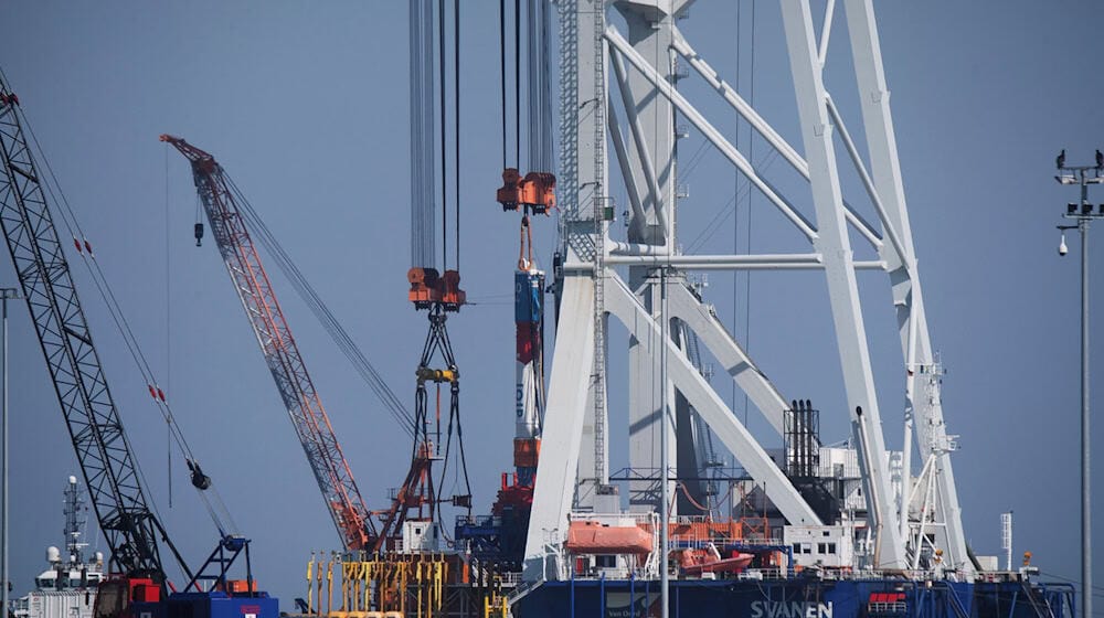 Das Kranschiff «Svanen» kann sogenannte Monopiles - das sind Pfähle, auf denen die Windräder errichtet werden - in den Meeresboden rammen. (Archivbild) / Foto: Stefan Sauer/dpa