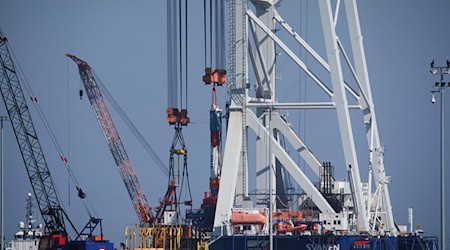 Das Kranschiff «Svanen» kann sogenannte Monopiles - das sind Pfähle, auf denen die Windräder errichtet werden - in den Meeresboden rammen. (Archivbild) / Foto: Stefan Sauer/dpa