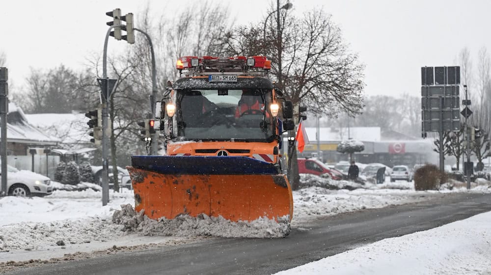 Räumfahrzeuge der Straßenmeistereien könnten während der Warnstreiks still stehen und damit Verkehrsteilnehmern Probleme bereiten. (Symbolbild) / Foto: Lars Penning/dpa