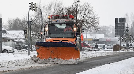Räumfahrzeuge der Straßenmeistereien könnten während der Warnstreiks still stehen und damit Verkehrsteilnehmern Probleme bereiten. (Symbolbild) / Foto: Lars Penning/dpa