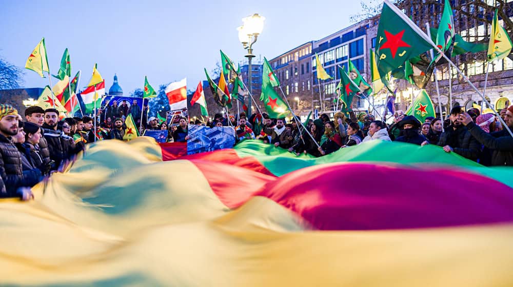 Wie auf diesem Foto von vor rund einer Woche werden am Samstag nach Angaben der Polizei wieder viele Menschen an einer pro-kurdischen Demonstration teilnehmen. (Archivbild) / Foto: Moritz Frankenberg/dpa