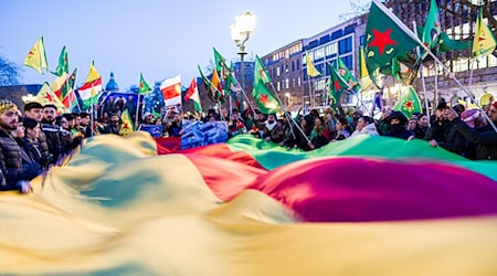 Wie auf diesem Foto von vor rund einer Woche werden am Samstag nach Angaben der Polizei wieder viele Menschen an einer pro-kurdischen Demonstration teilnehmen. (Archivbild) / Foto: Moritz Frankenberg/dpa