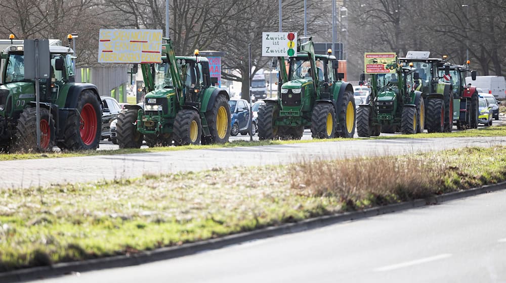 In den vergangenen Jahren haben Bauern mehrfach mit ihren Traktoren protestiert und so für erhebliche Verkehrsbehinderungen gesorgt. (Archivbild) / Foto: Michael Matthey/dpa