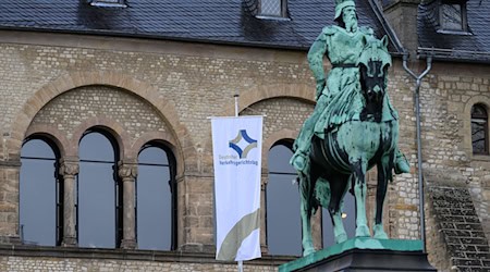 Der Verkehrsgerichtstag wird traditionell in der historischen Kaiserpfalz eröffnet. (Archivbild) / Foto: Swen Pförtner/dpa