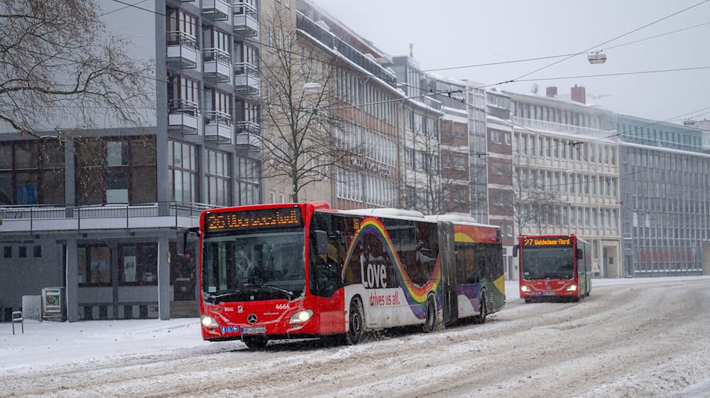 Fahrgäste müssen sich wegen des Winterwetters auf Verspätungen einstellen. (Archivbild) / Foto: Sina Schuldt/dpa
