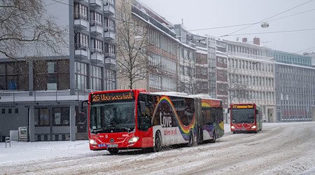Fahrgäste müssen sich wegen des Winterwetters auf Verspätungen einstellen. (Archivbild) / Foto: Sina Schuldt/dpa