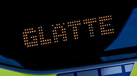 In Niedersachsen und Bremen sollten Autofahrer aufgrund glatter Straßen besonders vorsichtig unterwegs sein. (Symbolbild) / Foto: Rolf Vennenbernd/dpa