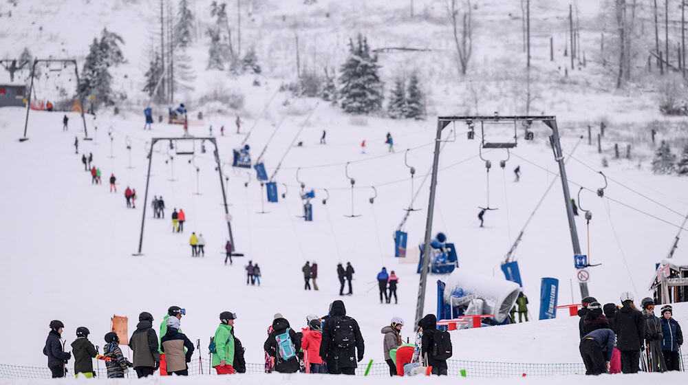 Am Hexenritt in Braunlage haben sich am Samstag viele Wintersportler eingefunden. / Foto: Swen Pförtner/dpa