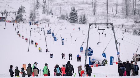 Am Hexenritt in Braunlage haben sich am Samstag viele Wintersportler eingefunden. / Foto: Swen Pförtner/dpa