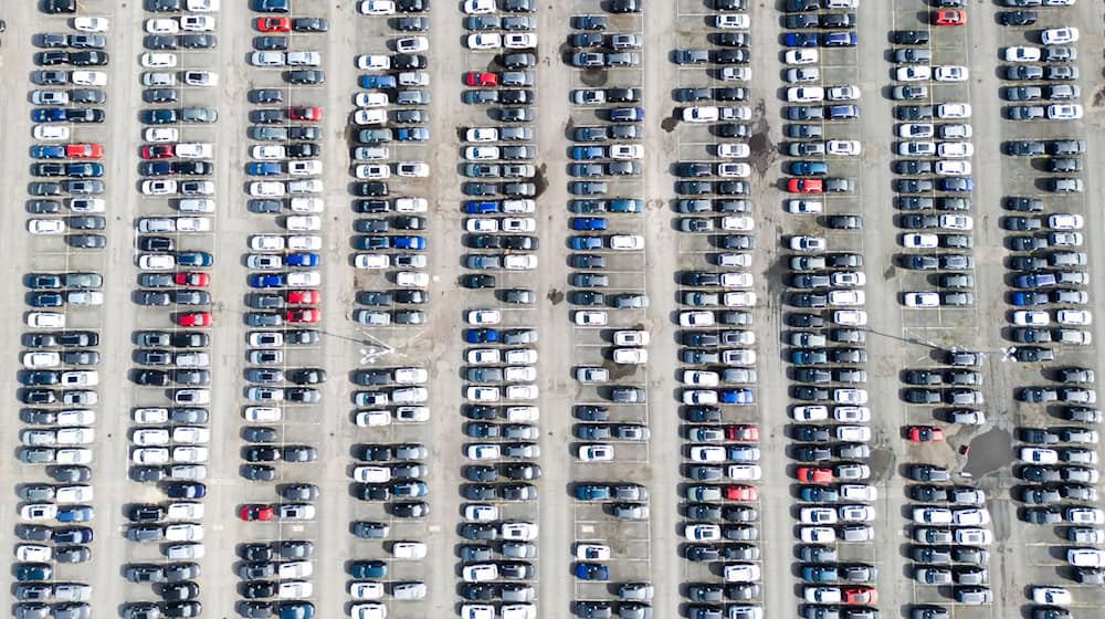 Von früheren Rekordwerten ist Europas größter Autobauer weit entfernt: 2019 war Volkswagen noch auf fast elf Millionen Auslieferungen gekommen. (Archivbild) / Foto: Julian Stratenschulte/dpa