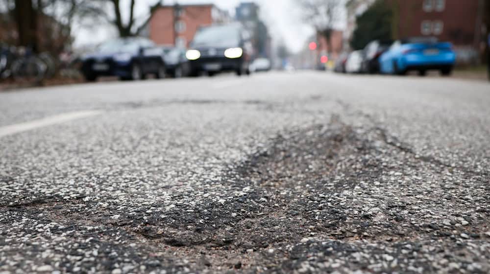 Wenn der Frost und Schnee auftauen, kommt es vermehrt zu Straßenschäden, warnt der ADAC Hansa. (Archivbild) / Foto: Christian Charisius/dpa