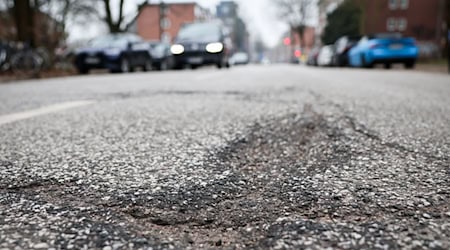 Wenn der Frost und Schnee auftauen, kommt es vermehrt zu Straßenschäden, warnt der ADAC Hansa. (Archivbild) / Foto: Christian Charisius/dpa