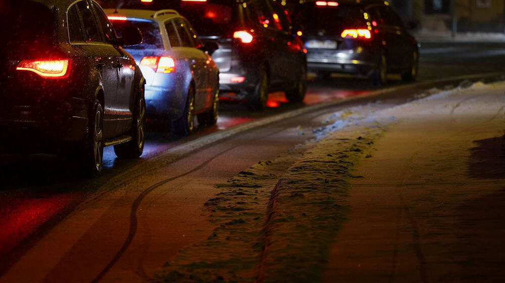 Der Deutsche Wetterdienst sagt leichten Schneefall vor allem im Westen und Süden Niedersachsens voraus - und Glätte. (Symbolbild) / Foto: David-Wolfgang Ebener/dpa