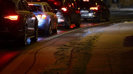 Der Deutsche Wetterdienst sagt leichten Schneefall vor allem im Westen und Süden Niedersachsens voraus - und Glätte. (Symbolbild) / Foto: David-Wolfgang Ebener/dpa