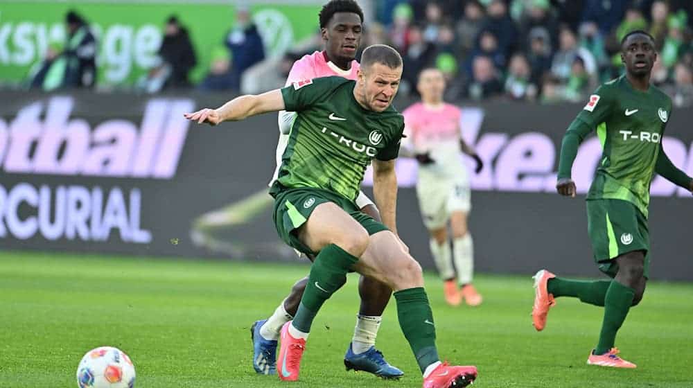 Denis Vavro (vorn) vom VfL Wolfsburg. (Archivbild). / Foto: Swen Pförtner/dpa