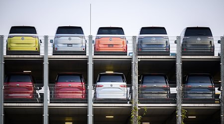 Der ID. Buzz aus dem VW-Werk Hannover verkaufen sich deutlich besser als im Vorjahr. (Archivbild) / Foto: Julian Stratenschulte/dpa