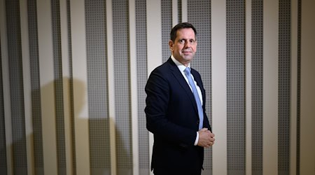 Regierungschef Lies sieht in den Kommunalwahlen vor allem eine Persönlichkeitswahl. / Foto: Julian Stratenschulte/dpa