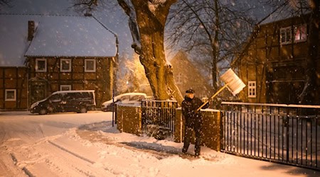 Vielerorts in Niedersachsen ist derzeit Schneeschieben angesagt. / Foto: Julian Stratenschulte/dpa