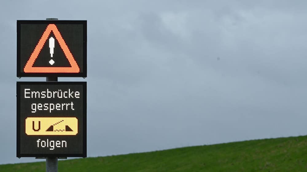 Die Gewerkschaft Verdi ruft für Dienstag zu Warnstreiks der Straßenaufsicht auf - die Jann-Berghaus-Brücke über die Ems wird gesperrt. (Archivbild) / Foto: Lars Penning/dpa