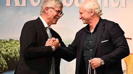 Rudi Völler (r) hat eine besondere Beziehung zu Niedersachsen. Das freut Ralph-Uwe Schaffert (l), Präsident des Niedersächsischen Fußballverbandes. / Foto: Shireen Broszies/dpa