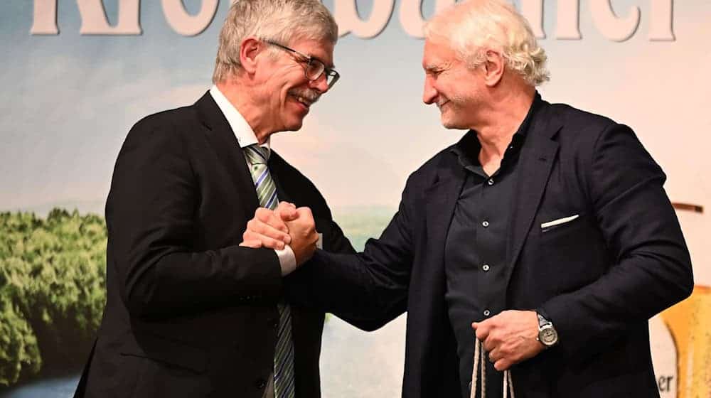 Rudi Völler (r) hat eine besondere Beziehung zu Niedersachsen. Das freut Ralph-Uwe Schaffert (l), Präsident des Niedersächsischen Fußballverbandes. / Foto: Shireen Broszies/dpa