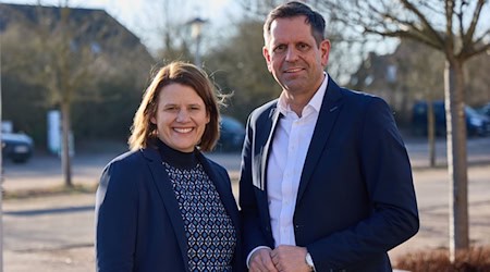 Niedersachsens Regierungschef Lies und seine Stellvertreterin Hamburg vor dem Auftakt der Kabinettsklausur in Adendorf. / Foto: Georg Wendt/dpa