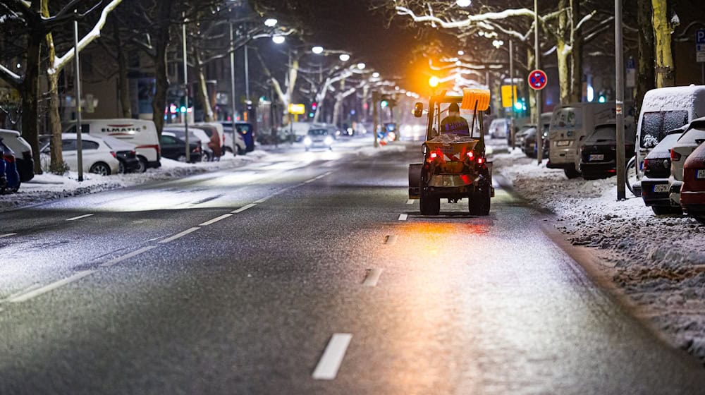 Das Winterwetter sorgt in Niedersachsen und Bremen weiter für glatte Straßen. / Foto: Moritz Frankenberg/dpa