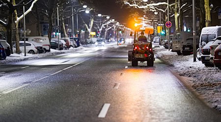 Das Winterwetter sorgt in Niedersachsen und Bremen weiter für glatte Straßen. / Foto: Moritz Frankenberg/dpa