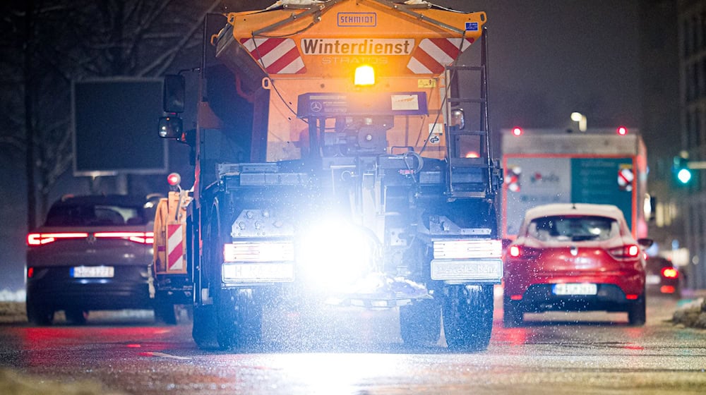Die niedersächsischen Winterdienste hatten in dieser Saison bisher gut zu tun. Dadurch wird stellenweise das Streusalz knapp. / Foto: Moritz Frankenberg/dpa
