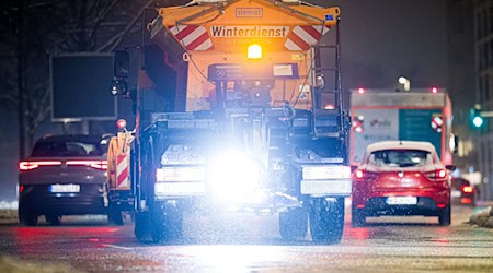 Die niedersächsischen Winterdienste hatten in dieser Saison bisher gut zu tun. Dadurch wird stellenweise das Streusalz knapp. / Foto: Moritz Frankenberg/dpa