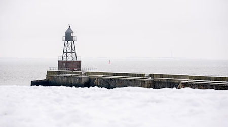 Die kleinen Eismengen auf Jade und Weser sind für die Schifffahrt bisher kein Problem. (Archivbild) / Foto: Hauke-Christian Dittrich/dpa